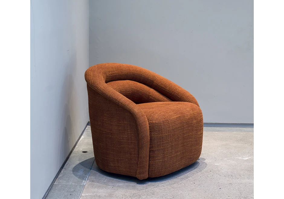 Vista lateral da poltrona Gomo, evidenciando os pés de madeira que podem ser fixos ou giratórios.