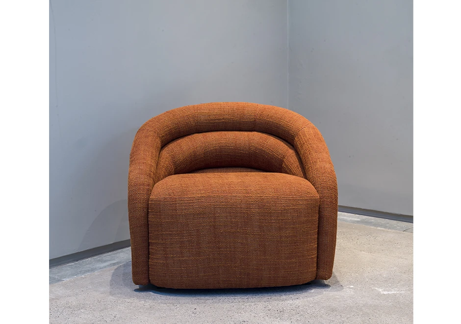 Vista frontal da poltrona Gomo, destacando a estrutura em madeira com percintas