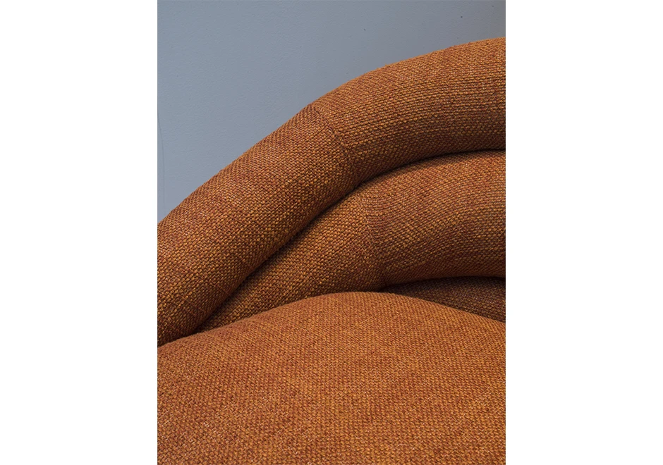 Close-up da poltrona Gomo mostrando as almofadas fixas no assento e encosto, mostrando o e estofado