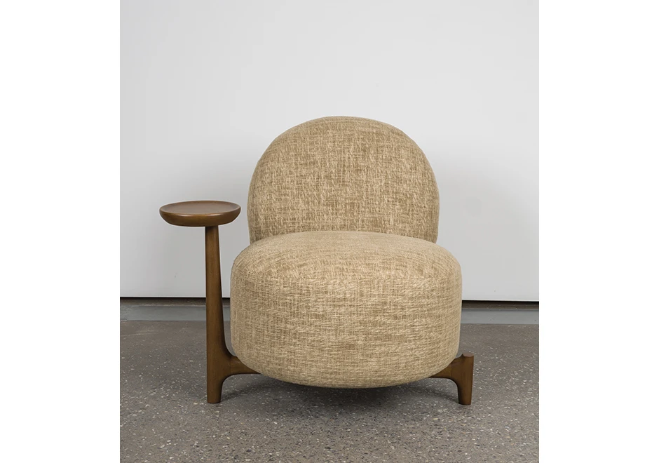 Vista frontal da poltrona Algodão, destacando o apoio em madeira Jatobá