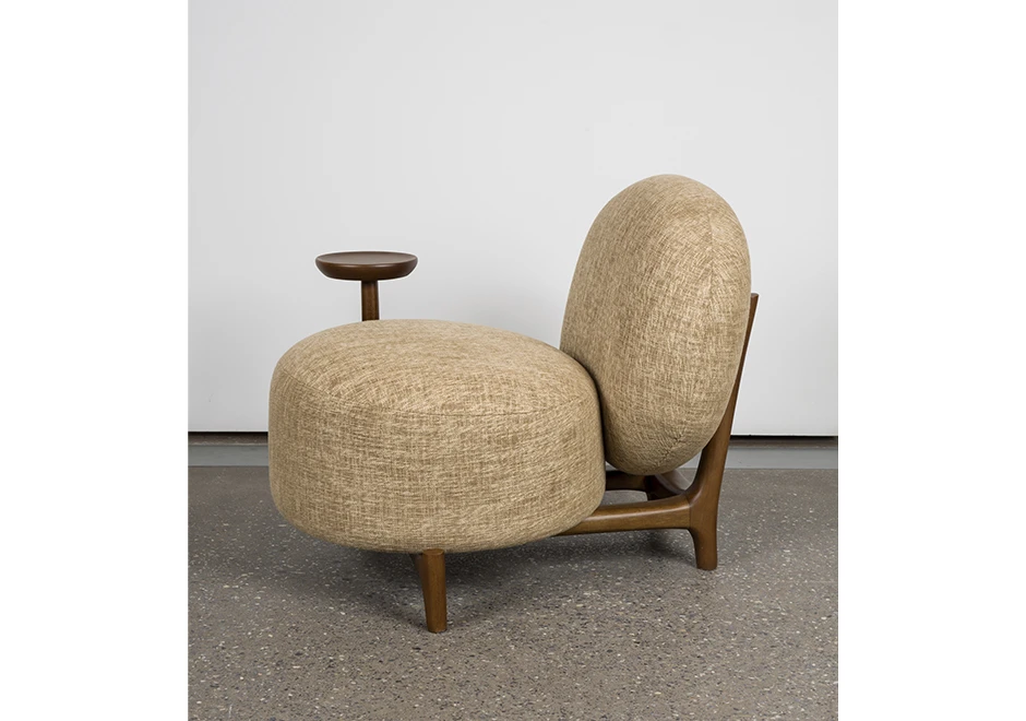 Vista lateral da poltrona Algodão, destacando o apoio e a estrutura em madeira