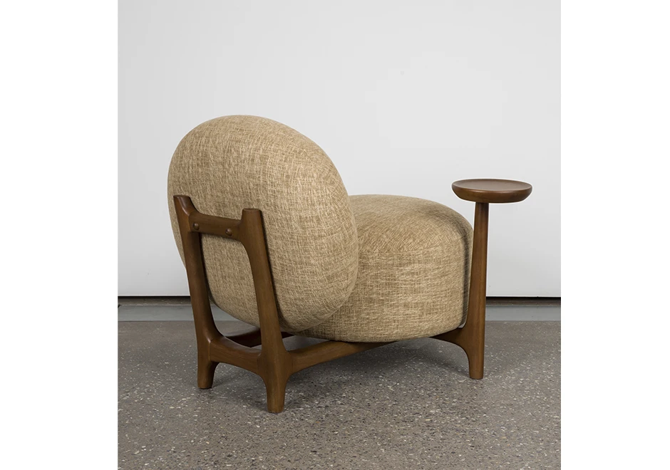 Vista posterior da poltrona Algodão, destacando o apoio e a estrutura em madeira