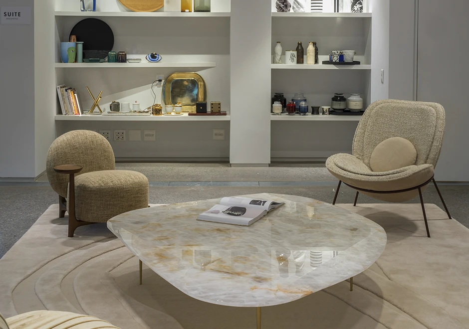 Vista do ambiente decorado com a poltrona Algodão integrando-se harmoniosamente ao espaço.