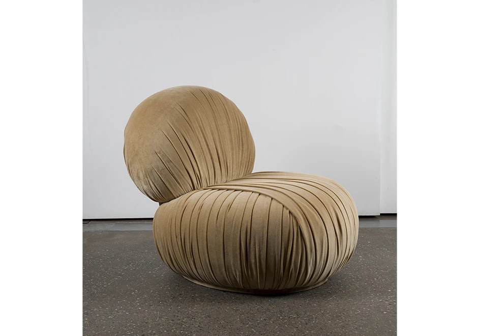 Vista lateral da poltrona Bio, mostrando o design elegante e a base robusta.