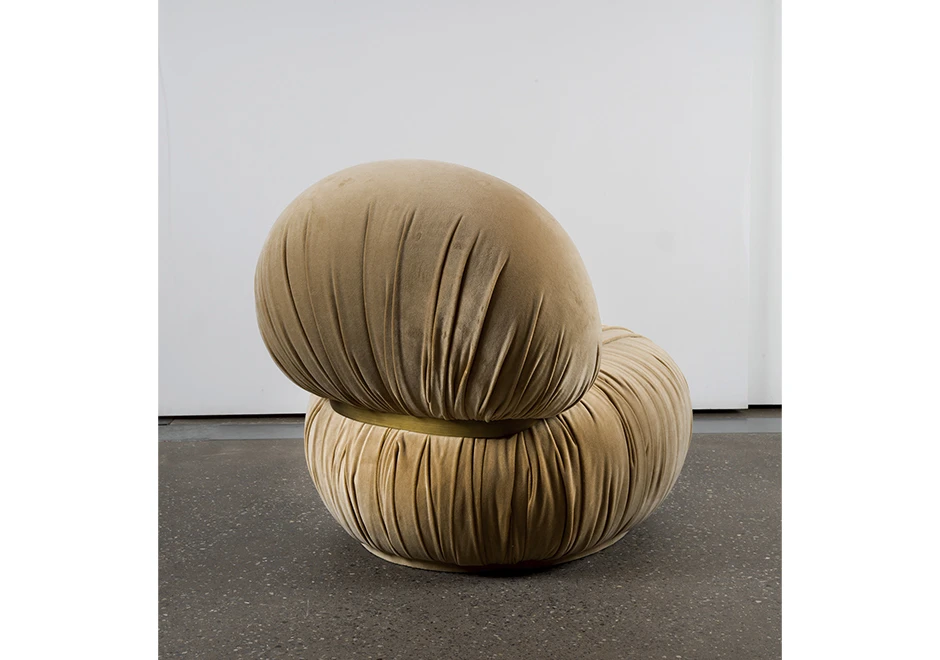 Close-up da cinta de metal da poltrona Bio mostrando o encosto e o assento