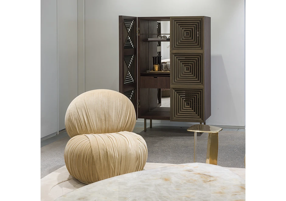 Detalhe do encosto e assento da poltrona Bio em ambiente decorado