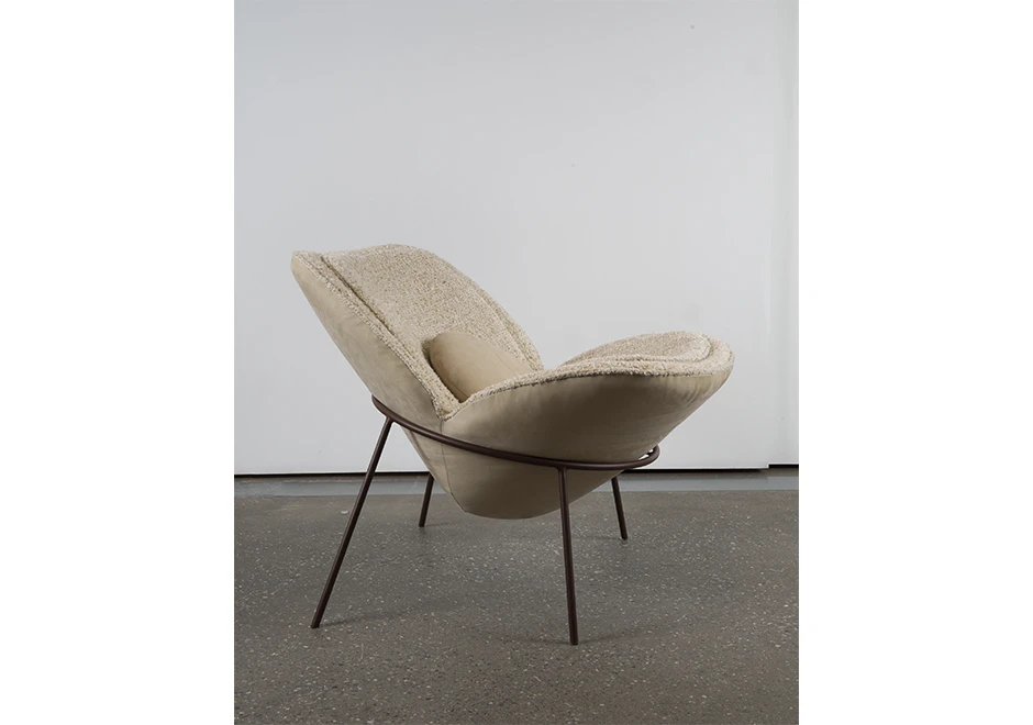 Detalhe do encosto e das almofadas da Poltrona Flor, evidenciando o acabamento do tecido.