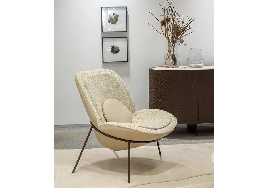 A poltrona Flor em um ambiente decorado, integrando-se ao espaço com elegância.