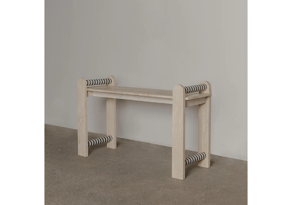 Vista lateral do aparador Farol mostrando a espessura do tampo de mármore e a robustez da base.