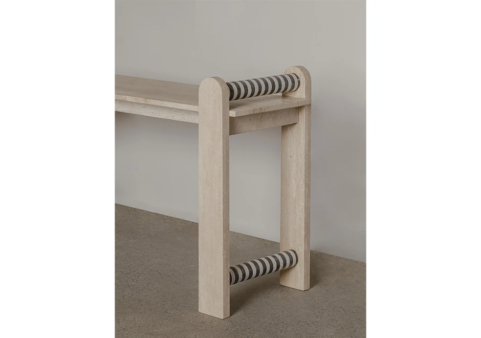 Close-up da marchetaria em mármore All Saints e Paraná branco do Aparador Farol, evidenciando a precisão dos cortes.