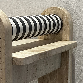 Close-up da marchetaria em mármore All Saints e Paraná branco do Aparador Farol, evidenciando a precisão dos cortes.