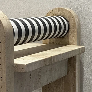 Close-up da marchetaria em mármore All Saints e Paraná branco do Aparador Farol, evidenciando a precisão dos cortes.