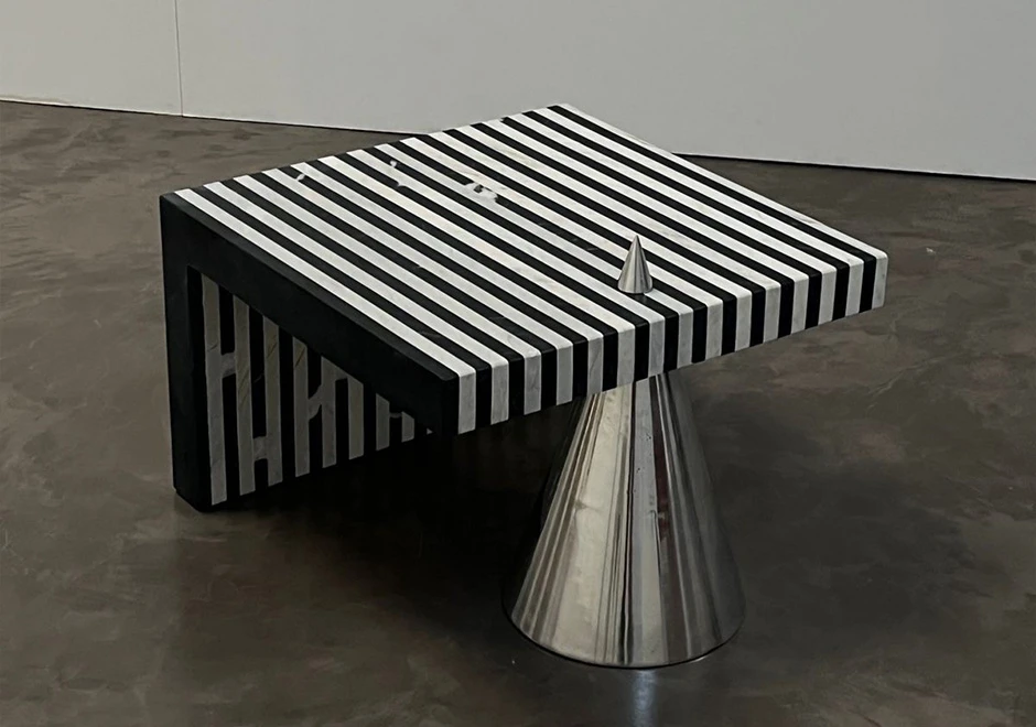 Close-up do tampo de mármore preto All Saints, destacando os veios e o acabamento polido.