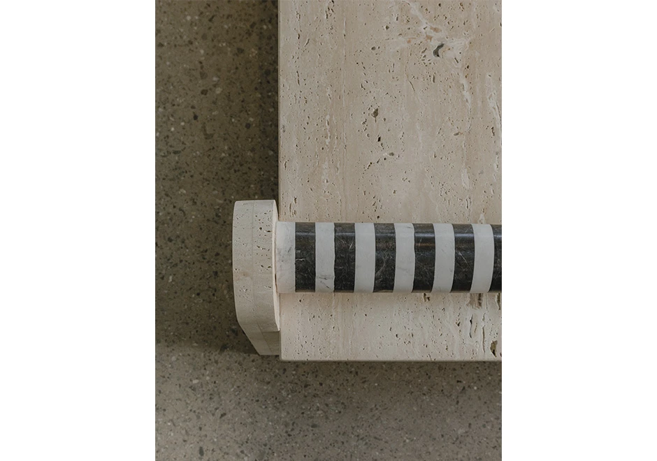 Close-up da marchetaria em mármore All Saints e Paraná branco, mostrando os detalhes e a precisão do trabalho.