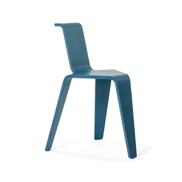 cadeira três pés de madeira cinza com três pés vista de lado em um fundo branco.