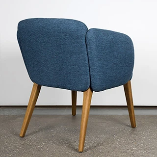 Vista posterior da cadeira Alice mostrando o destacando o design elegante do encosto, braço e pernas.