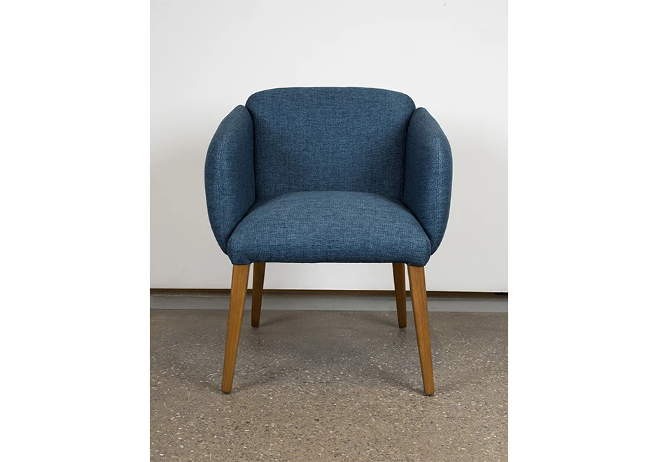 Vista frontal da Cadeira Alice, mostrando o assento acolchoado e o encosto levemente curvado para maior conforto.