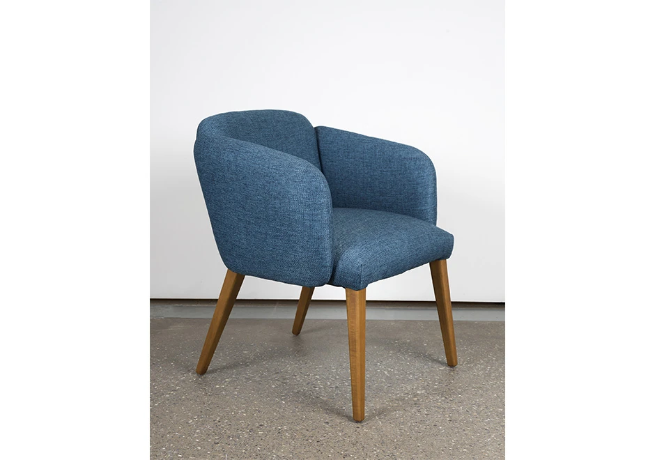 A Cadeira Alice com acabamento em madeira escura e estofado claro, vista de perfil, destacando o design elegante do braço e das pernas.