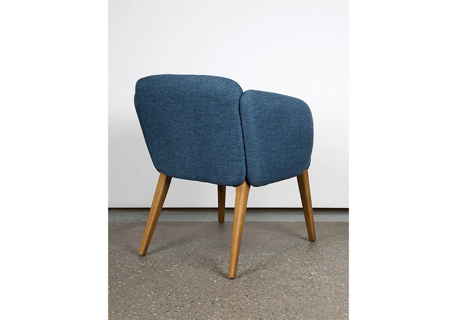 Vista posterior da cadeira Alice mostrando o destacando o design elegante do encosto, braço e pernas.