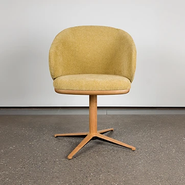 Vista frontal da cadeira Angelina, destacando a base do assento em madeira maciça Cinamomo e os pés de alumínio