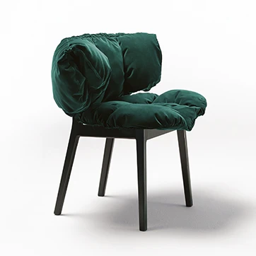 Uma cadeira Irmãos Campana com estrutura de madeira na cor preta, assento e encosto de veludo na cor azul, em um fundo branco.