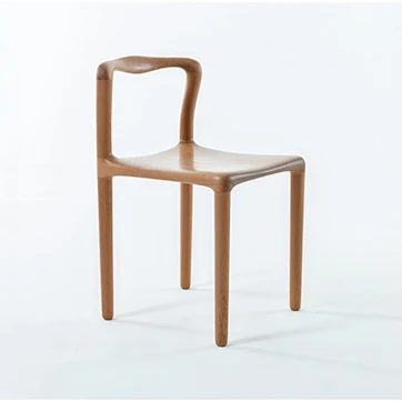 Cadeira assinada de madeira Tauari natural, vista de frente, em um fundo branco.