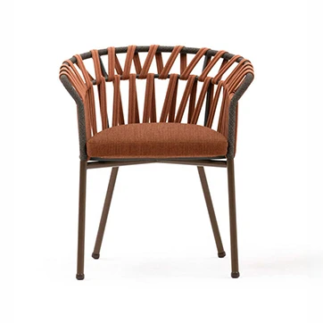 Cadeira assinada com estrutura de alumínio com pintura eletrostática; encosto com fita em tecido impermeável trançada à mão. Almofada de assento estofada em tecido marrom, visto de frente em fundo branco