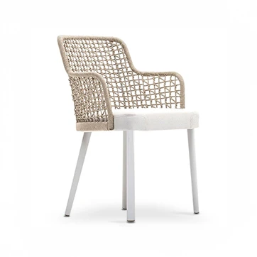 Cadeira assinada com estrutura em madeira Iroko natural e assento revestido em tecido bege e encosto com estrutura de alumínio com acabamento em corda trançada à mão ou tecido. Visto de lado em um fundo branco