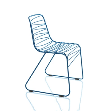Cadeira empilhavei com estrutura de alumínio e pintura de poliéster, em um fundo branco.