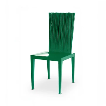 Uma cadeira Jenette de Irmãos Campana com assento e pés em poliuretano moldado, encosto com 600 varetas flexíveis de PVC com placa de metal interna, em um fundo branco