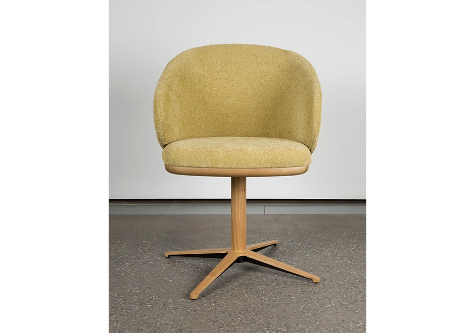 Vista frontal da cadeira Angelina, destacando a base do assento em madeira maciça Cinamomo e os pés de alumínio