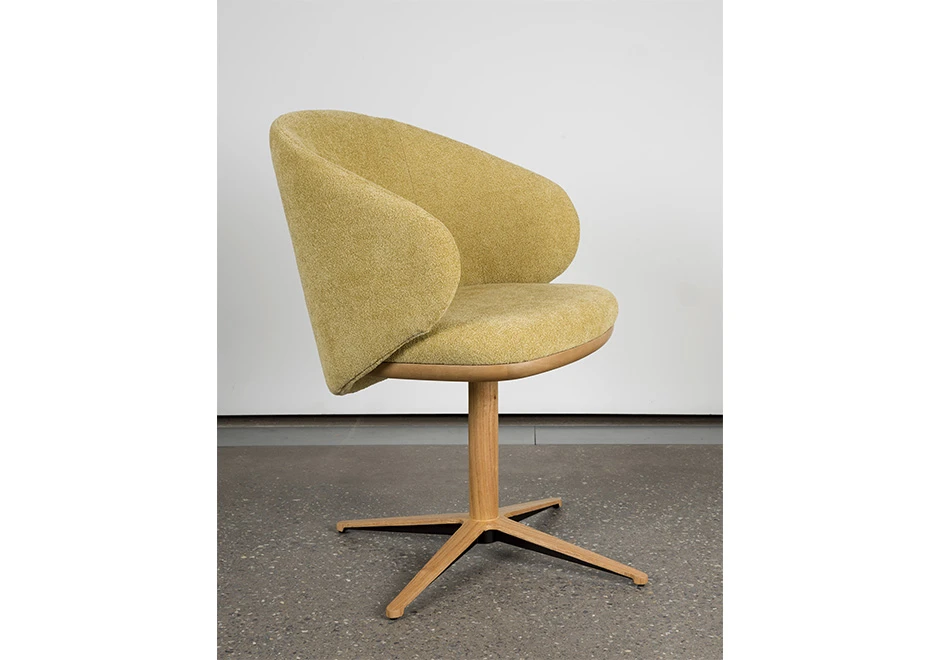 Vista da cadeira Angelina mostrando o revestimento de espumas estofadas e os encostos laterais