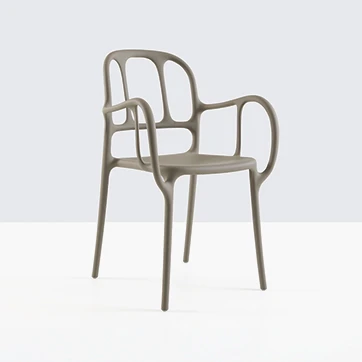 Cadeira empilhável assinada com estrutura de polipropileno e fibras de vidro, com pintura acetinada na cor preta, vista de lado em um fundo branco.