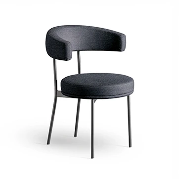 Cadeira de design com estrutura tubular de aço com acabamento em pintura eletrostática preta, vista de frente em um fundo branco.