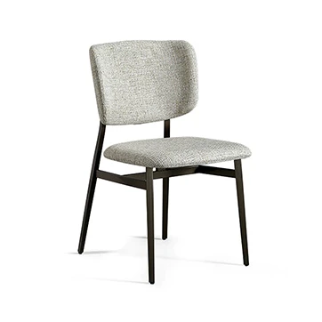 Cadeira assinada com estrutura de aço com pintura eletrostática e estofada em tecido branco, vista de lado, em um fundo branco.