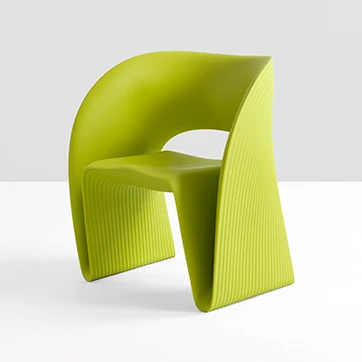 Cadeira de design com estrutura de polietileno laranja vista de lado em um fundo branco.