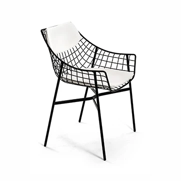 Uma cadeira de design com estrutura de aço cromado branco, visto em um fundo branco