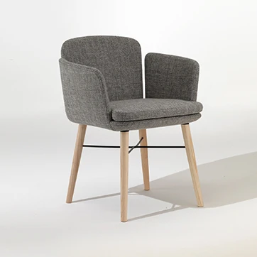 Cadeira com braços e estrutura de madeira marrom, estofada em tecido marrom vista de frente.