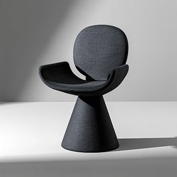 Cadeira de design com estrutura de aço cônica e assento e encosto em espuma de poliuretano, estofada em tecido cinza, vista de lado em um fundo branco.