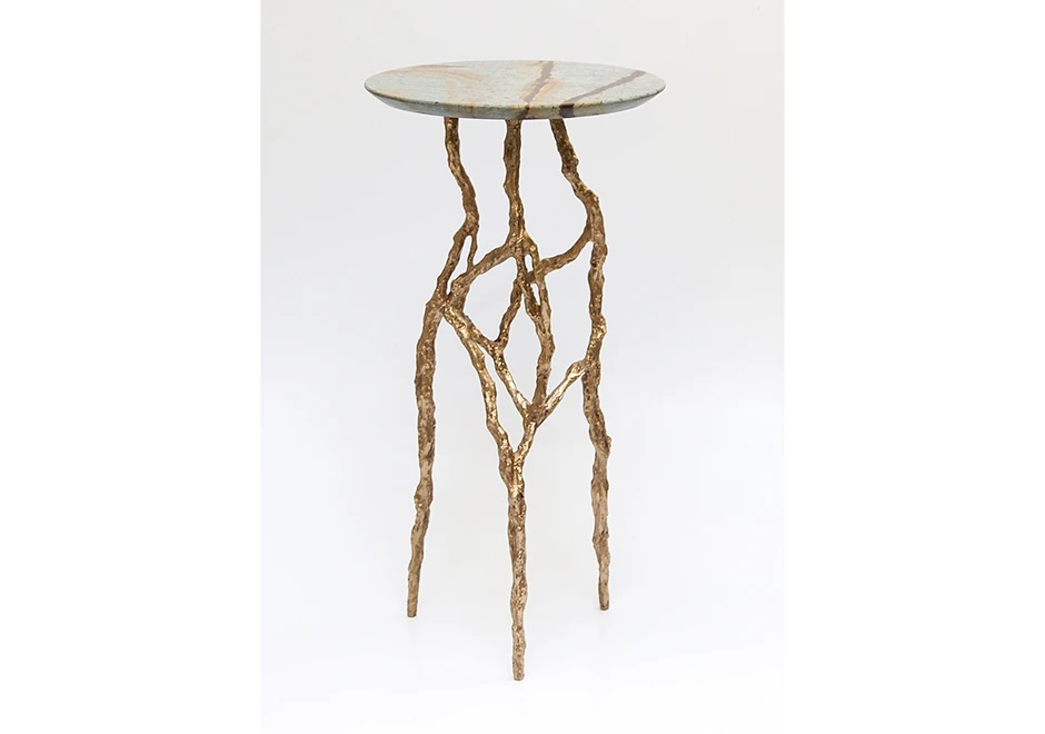 Mesa de apoio Ronnie com estrutura de bronze polido e tampo de mármore Blue Mare