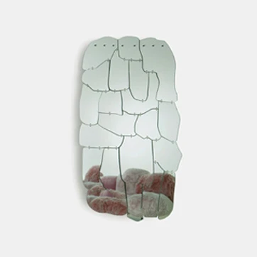 Espelho Miraggio (Campana) é composto por placas de acrílico cortadas a laser