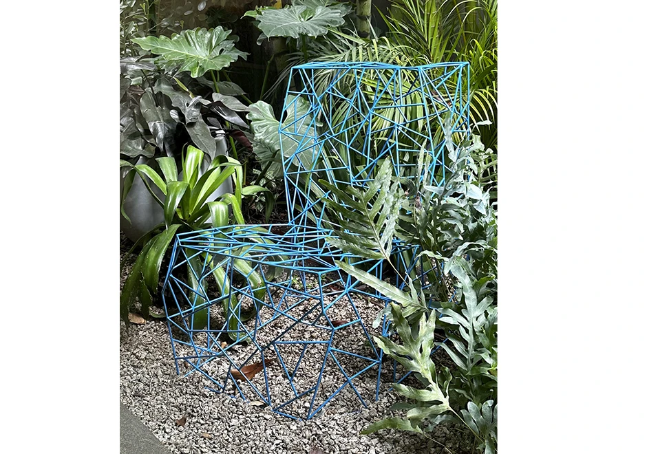 Vista lateral, enfatizando o design único e a cor vibrante da cadeira.