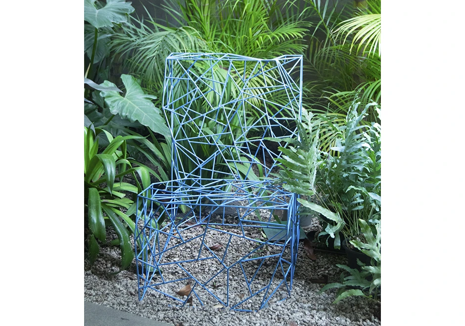 Vista frontal da Blue Iron Chair, destacando sua estrutura em hastes de aço inox com pintura eletrostática azul.