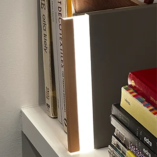 Vista detalhada de lado da luminária de mesa Night Book em uso, destacando seu design único e elegante