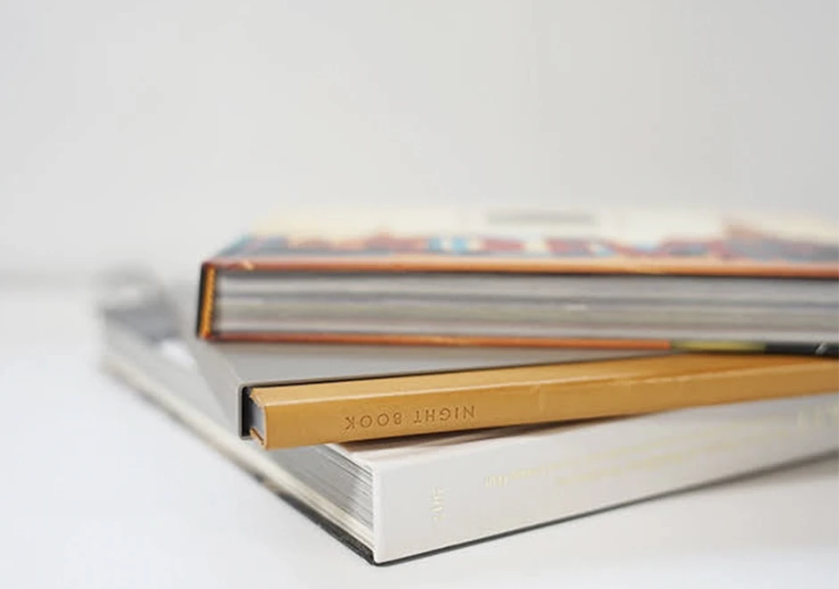 Close-up da luminária de mesa Night Book fechada, mostrando a capa de couro e o design fino.