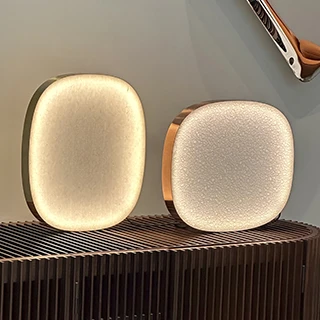 Detalhe da luminária de mesa And-on, mostrando o acabamento da borda de latão