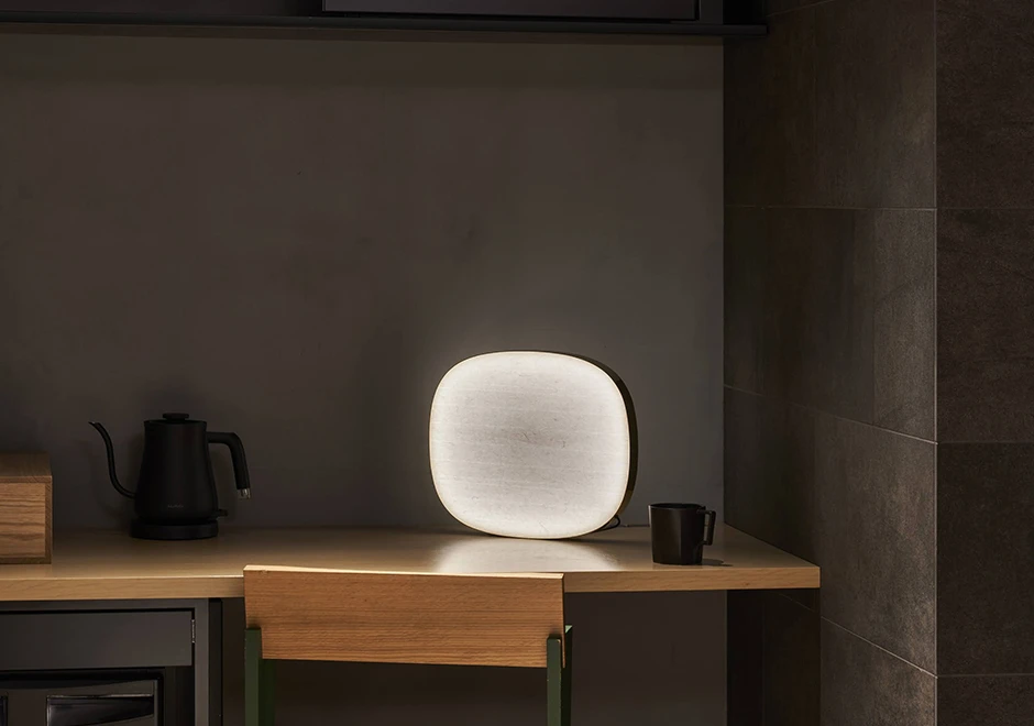 Luminária de mesa And-on em um ambiente decorado, integrando-se ao espaço com elegância.