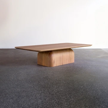 Mesa de centro Equilíbrio em madeira Jequitibá Rosa ou Pinus, com acabamento em verniz fosco