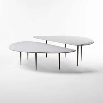 Mesa de centro Landutim com tampo em quartzo, granito ou mármore lapidados. Pés de bronze fosco ou envelhecido