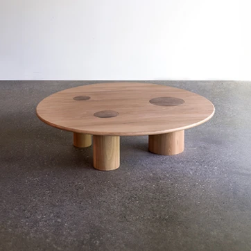 Mesa de centro Três com base e tampo de madeira Jequitibá Rosa ou Pinus e acabamento em verniz fosco